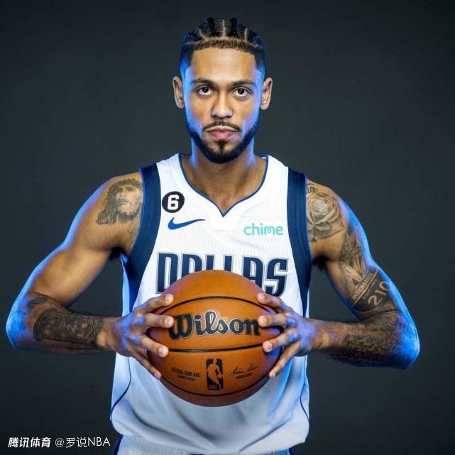 爱人性感的身高和雅致的胸部